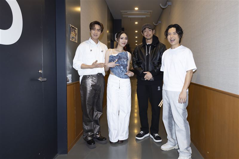 藤岡靛（右2）朝聖告五人「Run, Run, Run! 黑夜狂奔」日本演唱會。（圖／相信音樂提供）