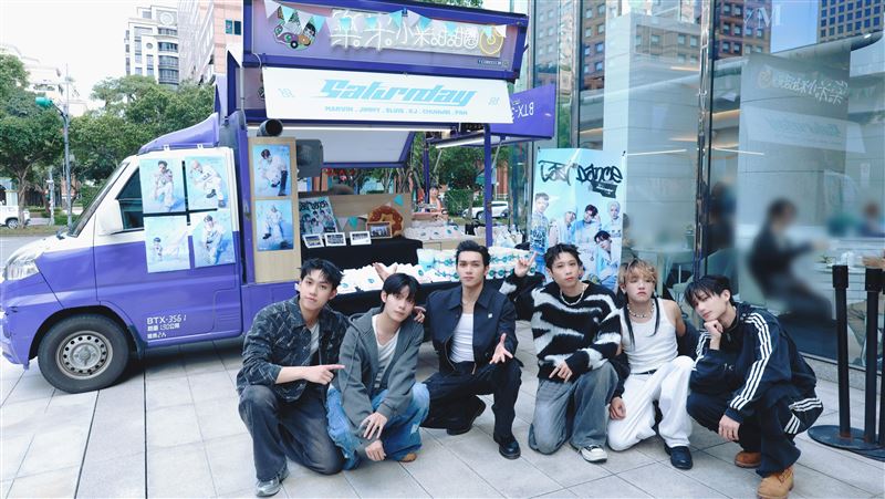 超夯男團現蹤信義區　小型演唱會狂吸圍觀