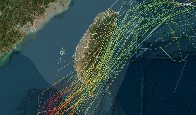 GOOGLE AI（FNV3）模式系集圖，颱風登陸點已限縮到台南至屏東間。（圖／翻攝自台灣颱風論壇｜天氣特急臉書）