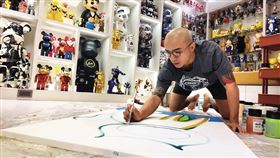 小馬近年斜槓當畫家，還多次舉辦畫展，畫室內更收藏許多高價潮牌公仔。（翻攝小馬臉書）