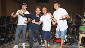 小馬（右2）曾是「咻比嘟嘩」成員之一，在演藝圈跨足歌唱、主持及綜藝約30年。