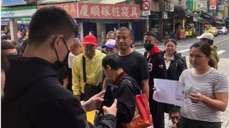 龍山寺前鬼扯老闆中彩券！擺攤千元換個資