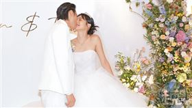 簡廷芮（右）2023年和小開賴冠儒（左）舉辦盛大婚禮，眾多演藝圈友人都出席。