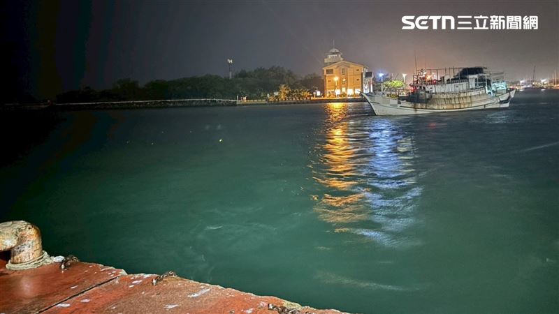 郭姓船長不顧安檢所人員勸告，於當天傍晚6時48分執意出港，行為已觸犯「災害防救法」規定，遭安檢所依法開罰。（圖／翻攝畫面）