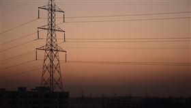 僅靠再生能源不足以支撐AI時代，全球當務之急是「能源增量」，以美國來說，電力缺口不僅在發電端，還卡在儲能、輸電與配電環節。（示意圖／PIXABAY）