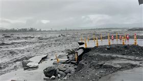 鳳凰颱風來襲，花蓮馬太鞍溪堰塞湖發布紅色警戒，因下游溪水暴漲，馬太鞍溪便橋也被淹沒，警方已緊急將馬太鞍便橋南北側道路封閉，台9線雙向交通阻斷。