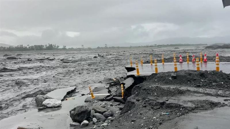 新/台9線馬太鞍溪便橋被淹沒 現況曝光