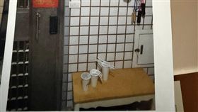 外送員檢舉網友鞋櫃堆放樓梯間。（圖／翻攝爆料公社）