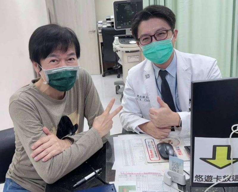 洪榮宏曬出跟醫師合照報平安。（圖／翻攝自臉書）