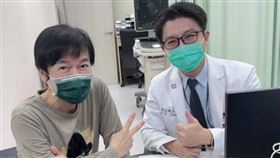 洪榮宏曬出跟醫師合照報平安。（圖／翻攝自臉書）
