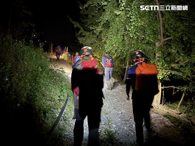 消防局連夜上山搜救，在稜線下方80公尺處尋獲李男登山杖及雨鞋。（圖／翻攝畫面）