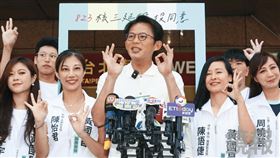 白營有議員參選人直指黃國昌（中）只顧他想提名的新北四大金釵，並自嘲外縣市的參選人「需要找國際救援組織來幫忙！」（鏡報董孟航）
