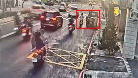 余男騎車行經時被資男所整理的廣告招牌劃傷瞬間。（圖／翻攝畫面）