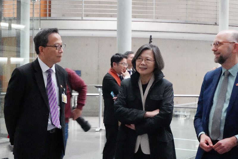 徐德分為蔡英文導覽德國國會大廈蔡英文10日拜訪德國國會大廈，由德國國會友台小組主席徐德分（Till Steffen，右）親自導覽。（圖／中央社）