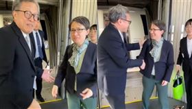 謝志偉在機艙口迎接蕭美琴（圖／翻攝自謝志偉臉書）