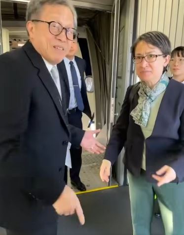 謝志偉在機艙口迎接蕭美琴。（圖／翻攝自謝志偉臉書）