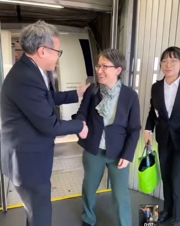 謝志偉在機艙口迎接蕭美琴。（圖／翻攝自謝志偉臉書）