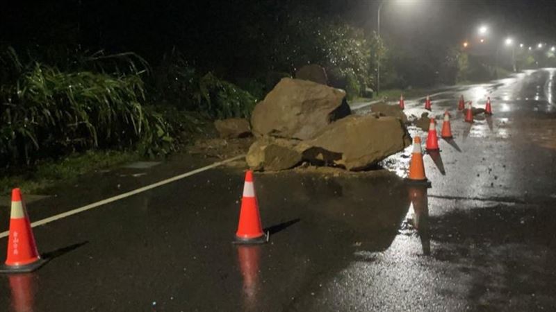 受鳳凰颱風外圍環流影響，新北萬里區野柳里港西路，傳出巨大土石崩落。（圖／翻攝畫面）