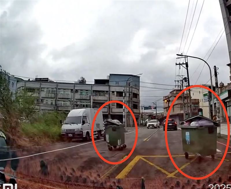 垃圾車的子母車被大風吹倒路中央。(圖/翻攝自Threads @wghwgh0312)