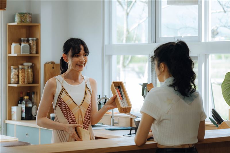 姚以緹（左）和李玲葦分享起與前男友胡宇威的過往習慣。（圖／公視+提供）