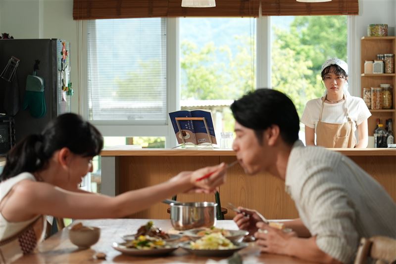 李玲葦（右）幻想胡宇威和姚以緹互動親密。（圖／公視+提供）