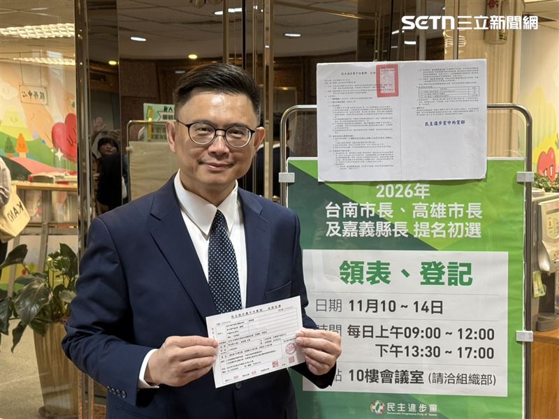民進黨立委賴瑞隆領表登記高雄市長初選（圖／記者劉秀敏攝影）