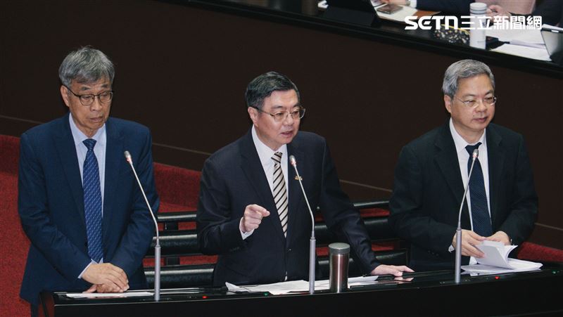 關於台美關稅，行政院長卓榮泰（圖中）指出，台、美雙方持續協商，且已進入最後階段，「近期會看到一些進展」。（圖／記者楊士誼攝影）