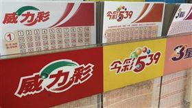 大樂透連15槓，頭獎上看6.2億，晚間彩券行排爆！彩迷包牌、機選、合買全上陣，群組分紅洗版。財政部提醒合買先寫集資單、留存憑證，分紅逾244萬須申報贈與稅。理性下注、憑證留好。截止前把握時段，祝好運衝破第16槓平安發財。（圖／記者師瑞德攝影）