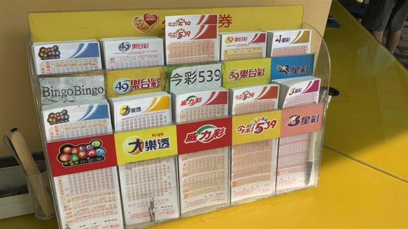 大樂透連15槓，頭獎上看6.2億，晚間彩券行排爆！彩迷包牌、機選、合買全上陣，群組分紅洗版。財政部提醒合買先寫集資單、留存憑證，分紅逾244萬須申報贈與稅。理性下注、憑證留好。截止前把握時段，祝好運衝破第16槓平安發財。（圖／記者師瑞德攝影）