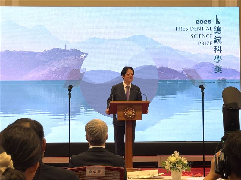 2025總統科學獎揭曉，賴清德11/11頒獎。梁賡義以縱貫研究方法奠定生統與流病分析基石；葉均蔚首創高熵合金與四大效應，帶動專利與產業化。兩位院士以學術&times;應用雙軌推進，讓台灣科研更國際。（圖／記者師瑞德攝影）