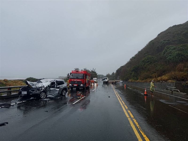 休旅車駕駛經送醫急救不治。（圖／翻攝畫面）