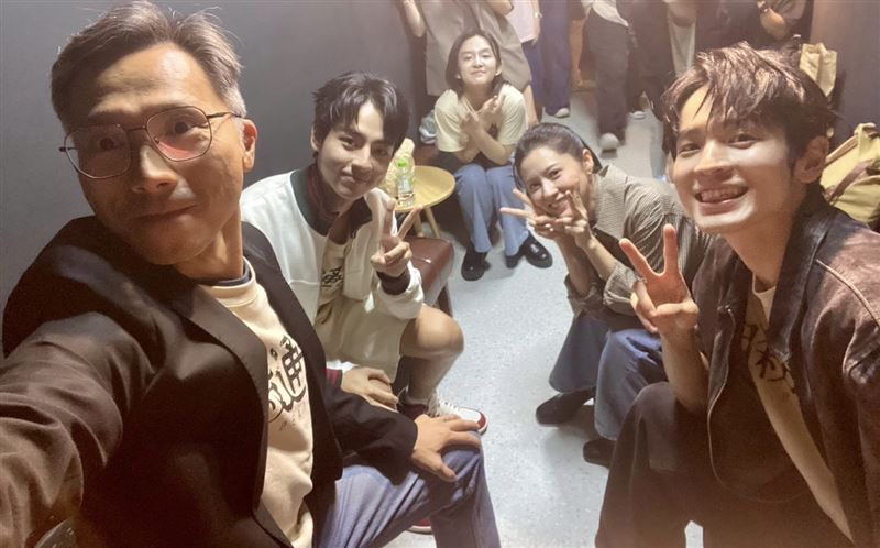 導演周冠威(左起)揪劉敬、邵奕玫、林予晞、張豐豪玩自拍。（圖／本萃電影 提供）