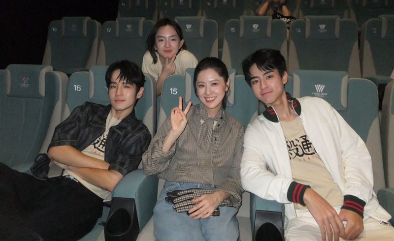 張豐豪(左起)、戴雅芝、林予晞、劉敬在戲院等待影迷入場。（圖／本萃電影 提供）