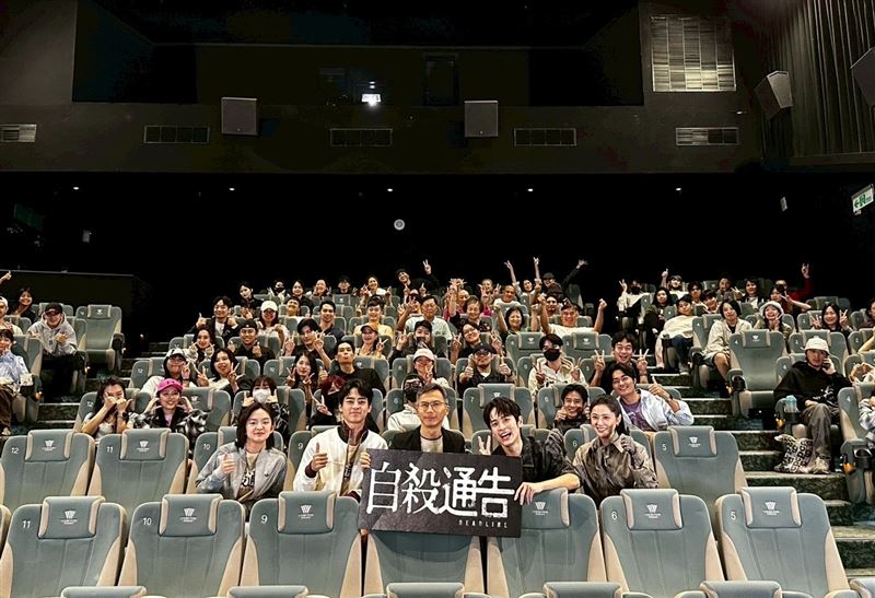 何潤東(最後排中黑衣)包場力挺《自殺通告》。（圖／本萃電影 提供）