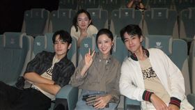 張豐豪(左起)、戴雅芝、林予晞、劉敬在戲院等待影迷入場。（圖／本萃電影 提供）
