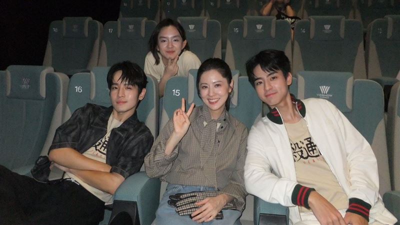 香港影迷飛來台挺國片　看到淚崩她送擁抱