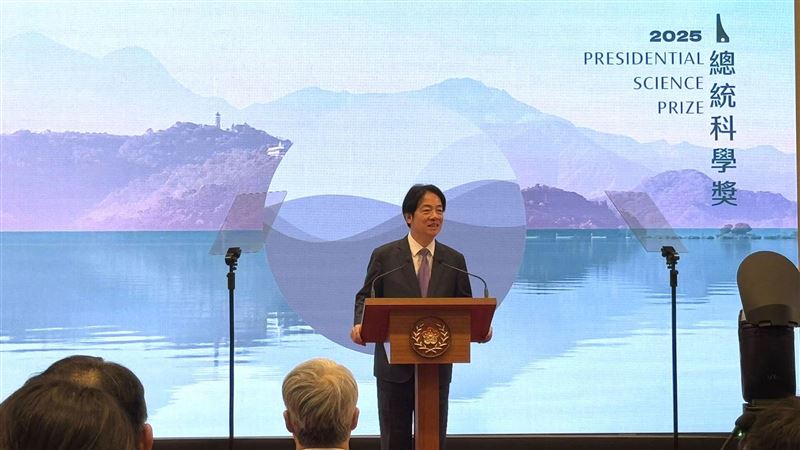 總統科學獎於總統府登場，梁賡義以縱貫研究奠基生物統計，葉均蔚以高熵合金改寫材料科學。賴清德頒獎並宣示30年拚出3位諾貝爾得主；科研成果已走入公共健康與產業現場，台灣研究實力被世界看見。（圖／記者師瑞德攝影）
