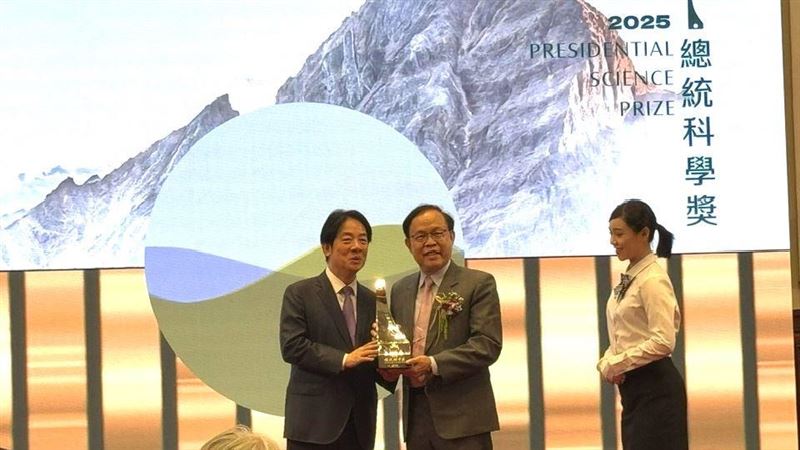 總統科學獎於總統府登場，梁賡義以縱貫研究奠基生物統計，葉均蔚以高熵合金改寫材料科學。賴清德頒獎並宣示30年拚出3位諾貝爾得主；科研成果已走入公共健康與產業現場，台灣研究實力被世界看見。（圖／記者師瑞德攝影）