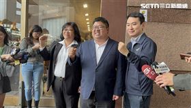 民進黨立委蔡易餘在王美惠、陳冠廷陪同下，登記參選嘉義縣長初選（圖／記者劉秀敏攝影）