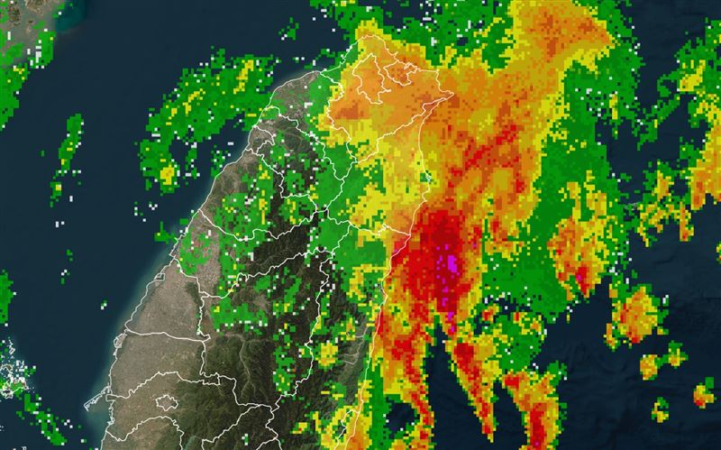 「台灣颱風論壇｜天氣特急」今（11）天午間貼圖提醒，目前宜蘭、北花蓮、東北角這一帶，有非常強的雷雨帶正在發展；雷電現象非常密集且頻繁。（圖／翻攝自台灣颱風論壇）