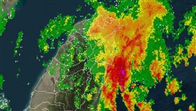 「台灣颱風論壇｜天氣特急」今（11）天午間貼圖提醒，目前宜蘭、北花蓮、東北角這一帶，有非常強的雷雨帶正在發展；雷電現象非常密集且頻繁。（圖／翻攝自台灣颱風論壇）
