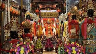 為了慶祝其聖誕，會由專人為靈安尊王換上新神衣、神帽，以示尊敬。（圖／艋舺青山宮提供）