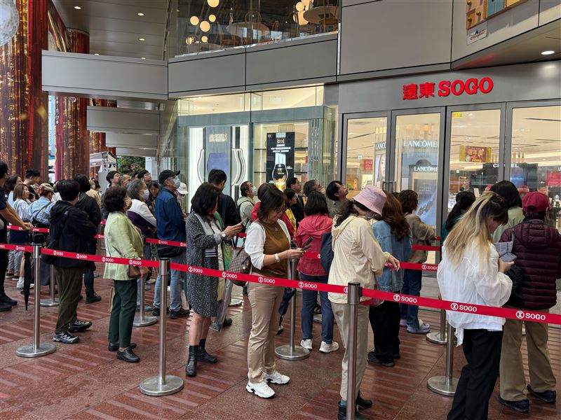 不怕颱風攪局，上千名百貨會員排隊兌換來店禮。(圖／遠東SOGO提供)