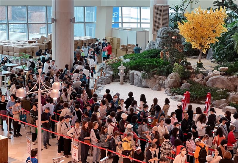 上百名消費者不畏風雨，也要來百貨公司換滿額禮。(圖／SOGO提供)