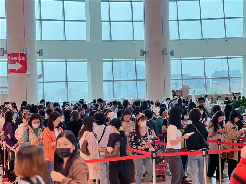 SOGO週年慶期間，珠寶類出現千萬、百萬刷手，更有不少外籍客來買黃金珠寶，退稅情況踴躍。(圖／SOGO提供)