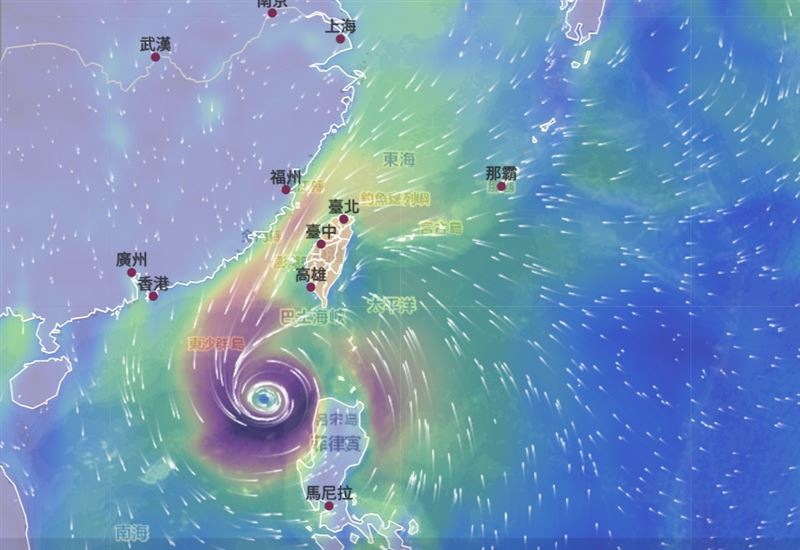 罕見的11月颱風「鳳凰」逐漸逼近台灣，中央氣象署今發布海上及陸上颱風警報。（圖／翻攝自中央氣象署官網）