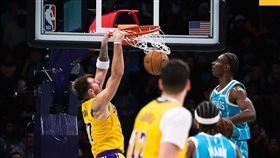 洛杉磯湖人東契奇在比賽中飛身上演雙手爆灌。（圖／翻攝自X平台 @Lakers）