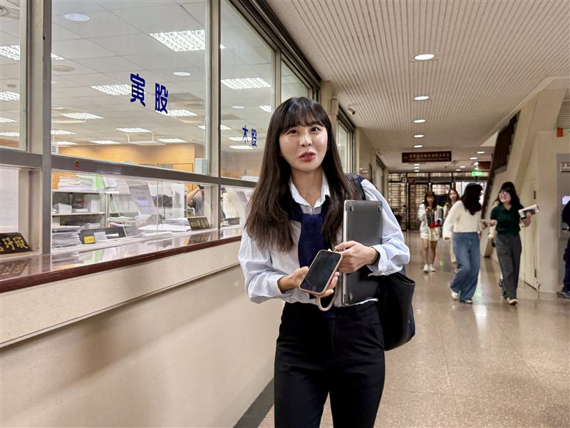 「仙塔律師」李宜諪現身台北地院出庭。（圖／翻攝畫面）