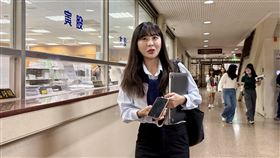 ▲「仙塔律師」李宜諪現身台北地院出庭。（圖／翻攝畫面）
