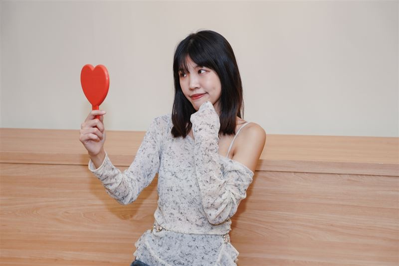 年輕人交友越來越焦慮？Dcard熱門話題揭露「擇偶條件」與「容貌焦慮」成新世代共感關鍵。（圖／Dcard提供）